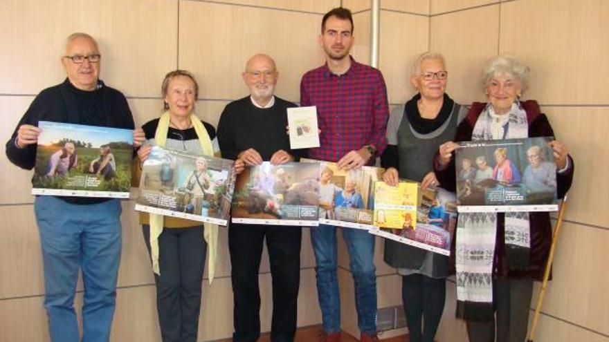 Marañón i Rosich amb membres del Consell de les Persones Grans del Bages, amb els pòsters editats