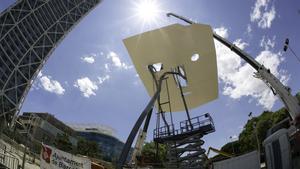 La lámina de la imponente escultura de Antoni Llena, ya reubicada en lo alto de la obra artística ubicada en la Vila Olímpica.