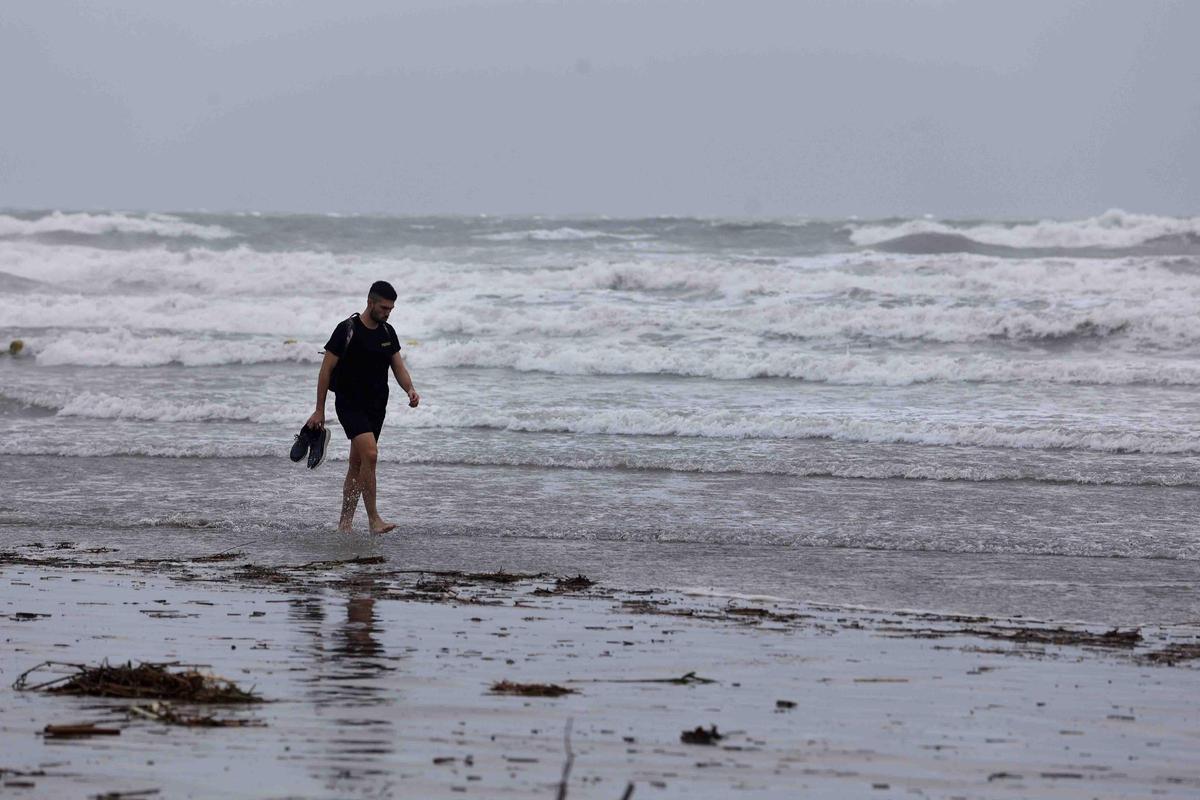 La playa de la Malvarrosa despues del temporal La playa de la Malvarrosa despues del temporal