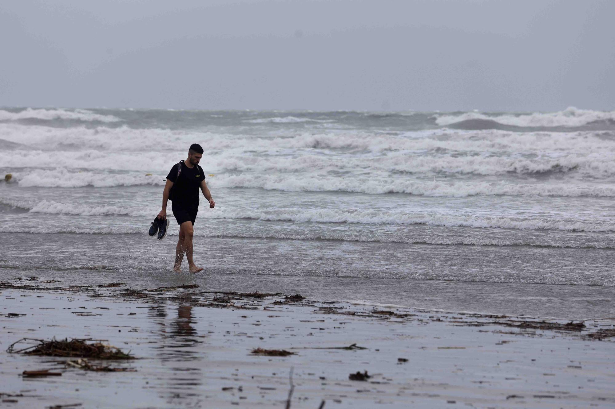 La playa de la Malvarrosa despues del temporal