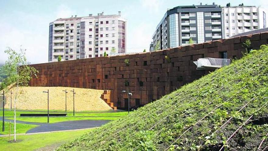 Un Jardín entre piedras. El entorno del edificio ya ha sido urbanizado y se ha generado una cuidada zona verde.