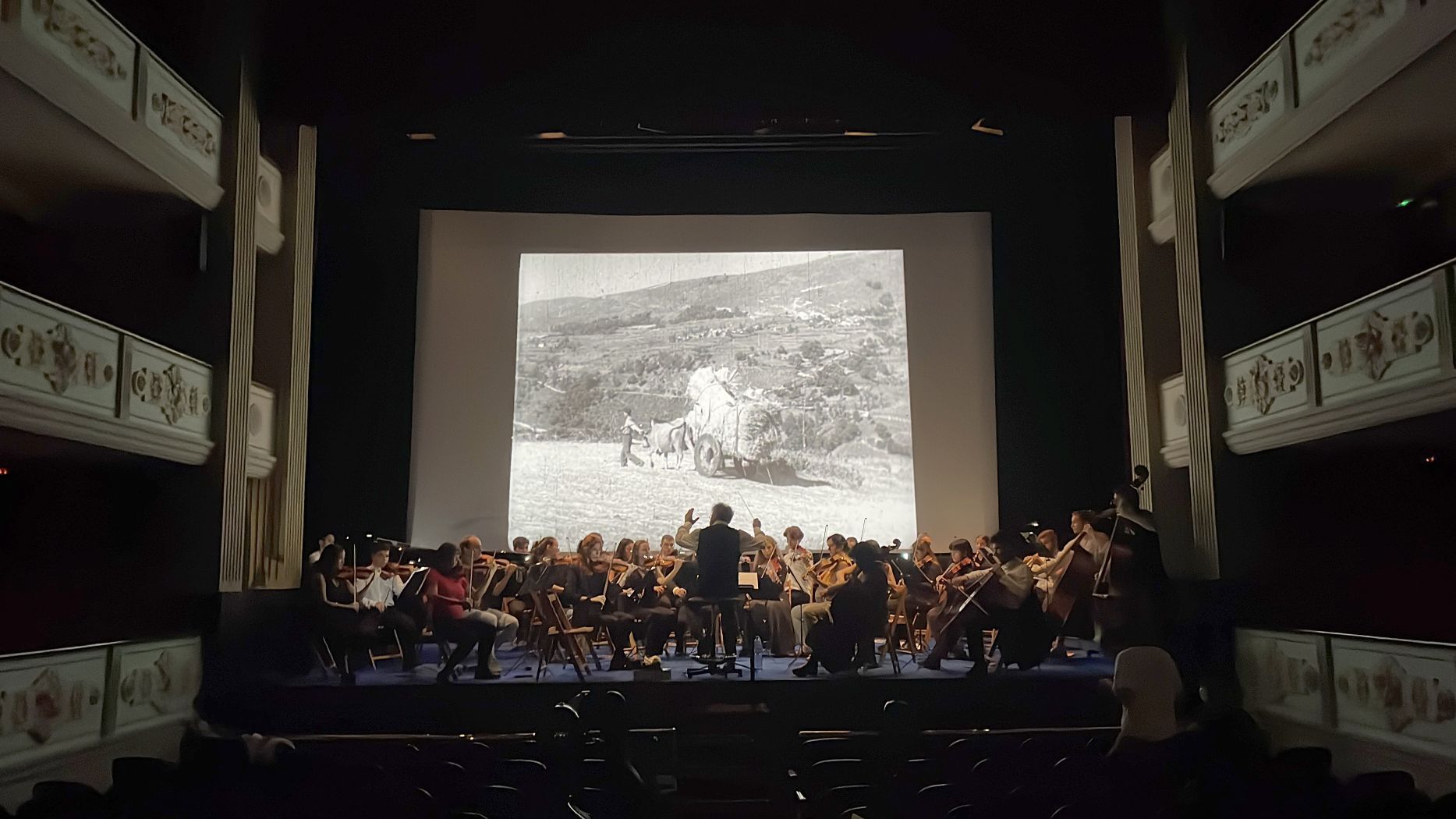 La Orquesta Clásica de Vigo interpretando la pieza.