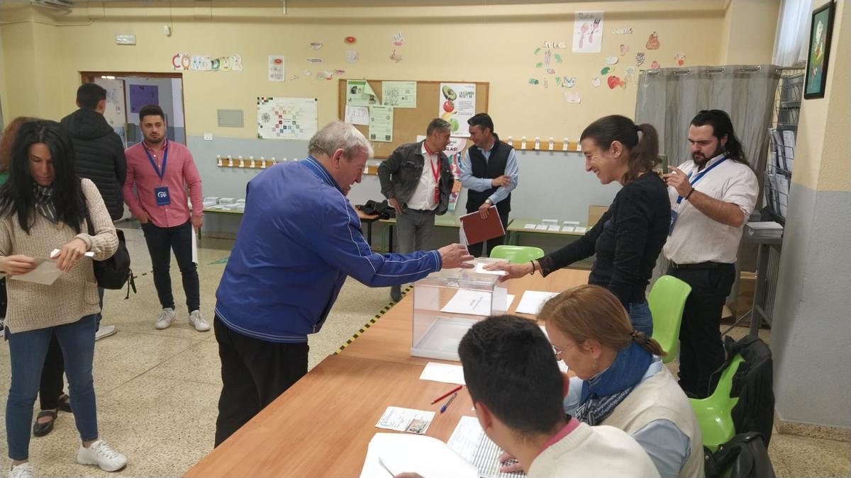 Uno de los primeros votantes en el colegio electoral de La Hispanidad.