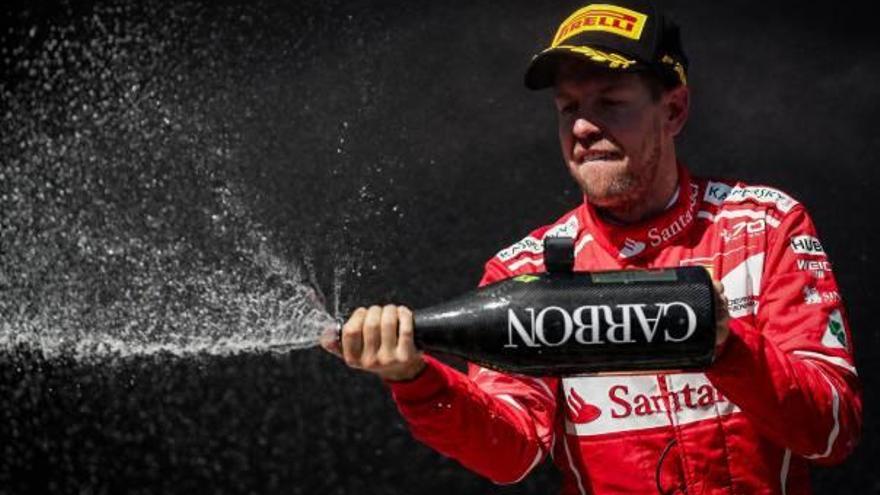 El piloto alemán Sebastian Vettel, de la escudería Ferrari, celebra su victoria.