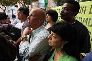 Un grup de desnonats, que van ocupar ahir un edifici al carrer Almagro (Barcelona), presencien una roda de premsa.