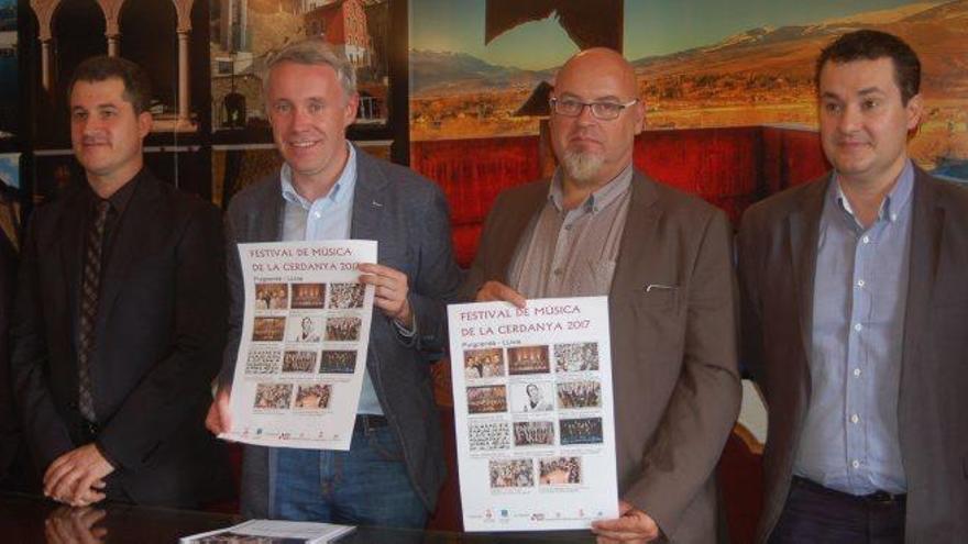 Els alcaldes de Puigcerdà i Llívia, Albert Piñeira i Elies Nova, ahir en l&#039;acte de presentació del festival