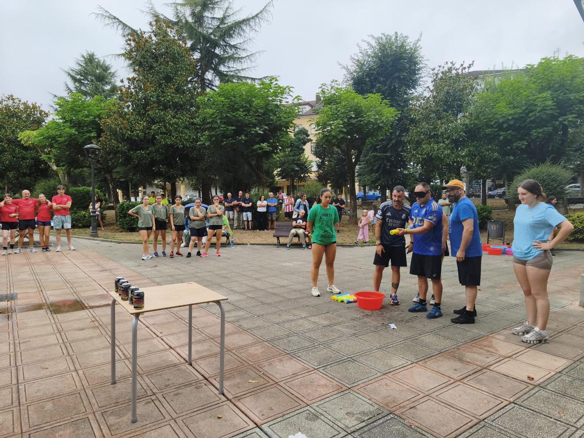 El Grand Prix de Lugo de Llanera, sana piquilla entre las seis peñas participantes: "Venimos a pasarlo bien"
