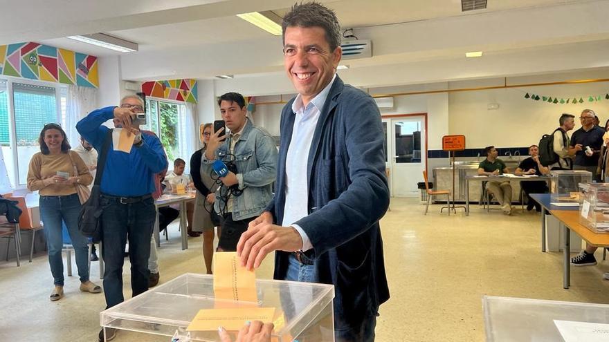 El presidente del PPCV y candidato a la Presidencia de la Generalitat Valenciana, Carlos Mazón, vota en Alicante.