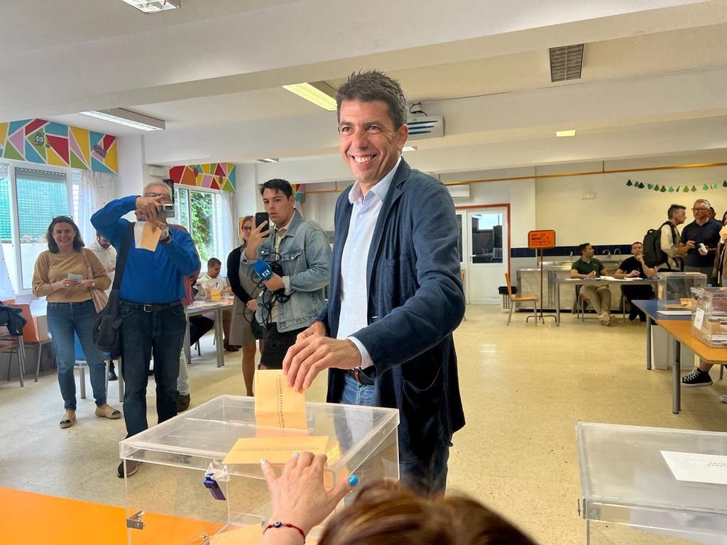 El presidente del PPCV y candidato a la Presidencia de la Generalitat Valenciana, Carlos Mazón, vota en Alicante.