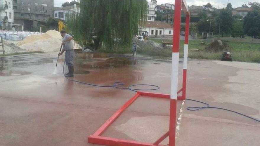 Trabajos de limpieza en la pista polideportiva de Pontecesures, ayer. // FdV