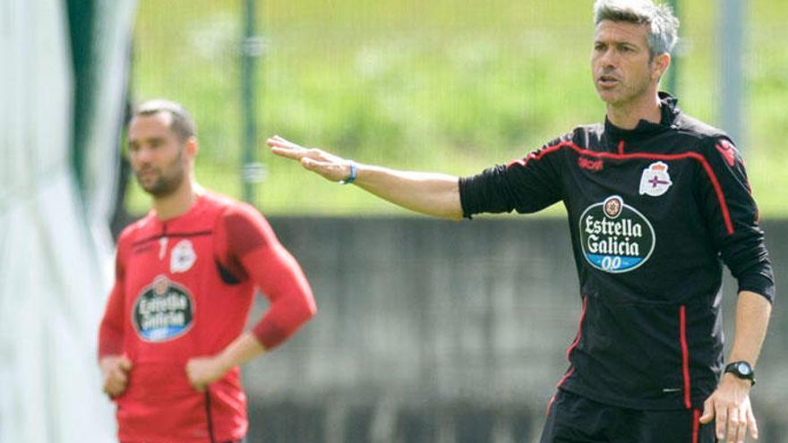 José Luis Martí da instrucciones en presencia de Borja Valle y Quique González ayer en Abegondo.