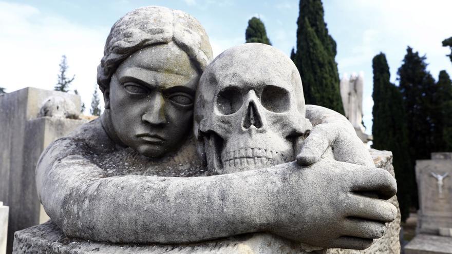 En imágenes | El cementerio de Torrero, un museo al aire libre que se engalana para el Día de Todos los Santos