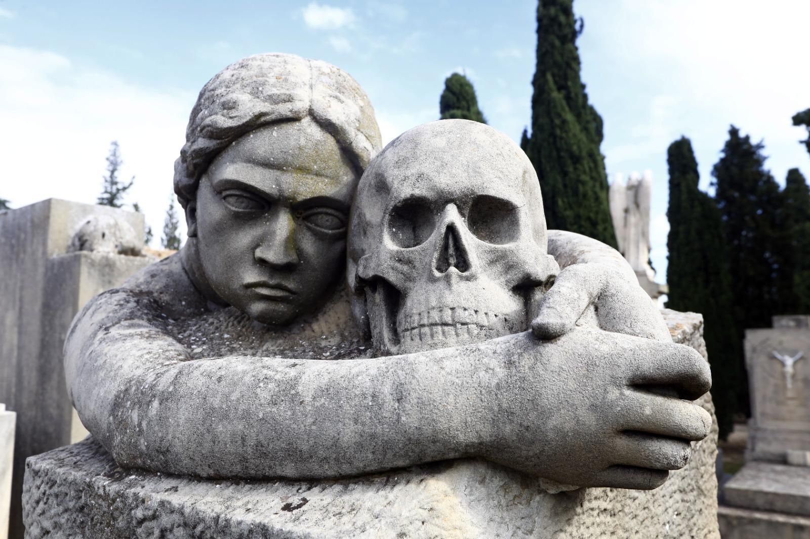 En imágenes | El cementerio de Zaragoza, un museo al aire libre que se engalana para el Día de Todos los Santos