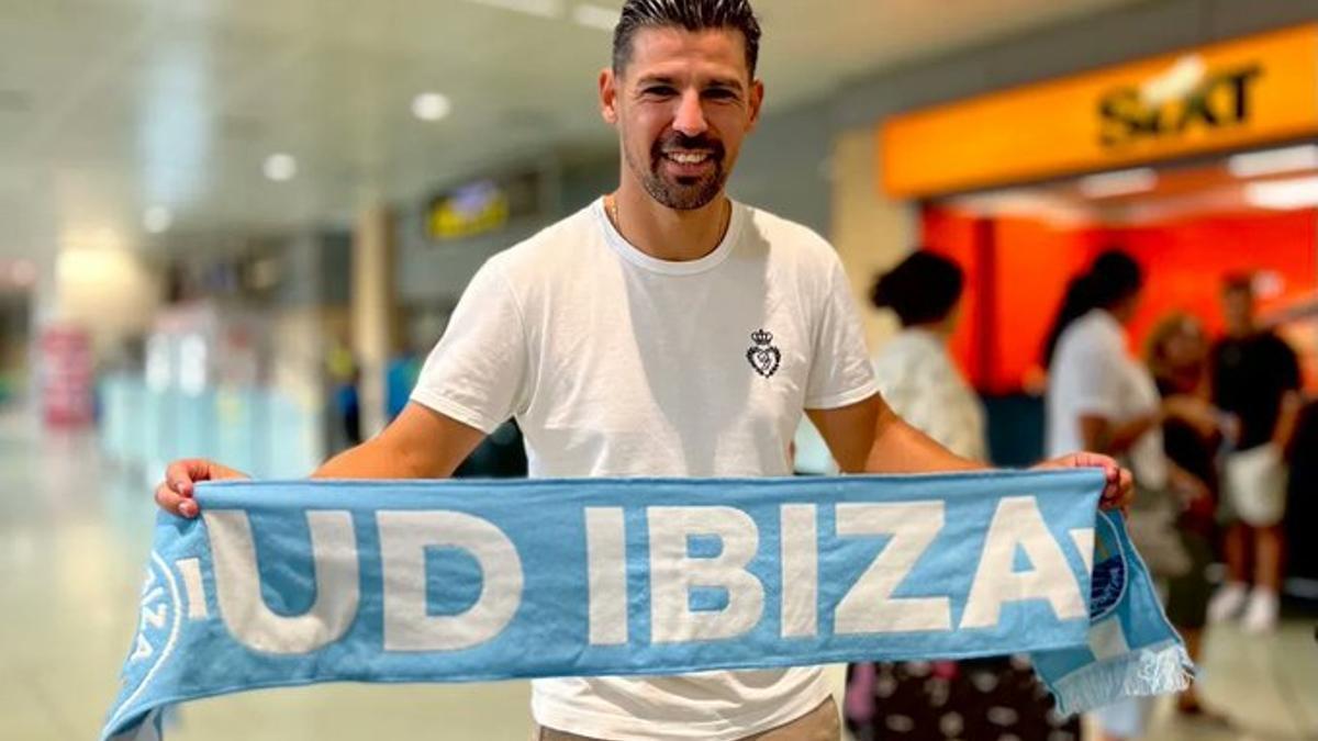 Nolito posa con la bufanda de la UD Ibiza en una imagen captada tras aterrizar en el aeropuerto de la isla, antes de empezar a prestar sus servicios en el club.