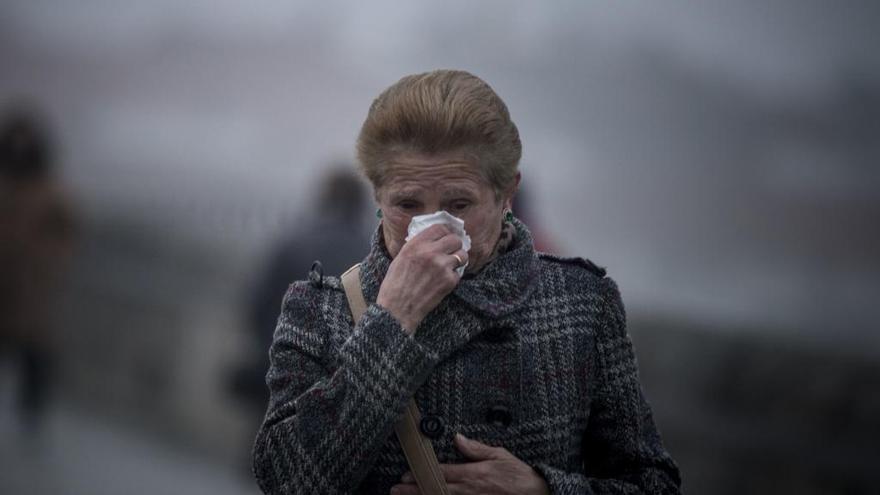 Una mujer con síntomas de gripe