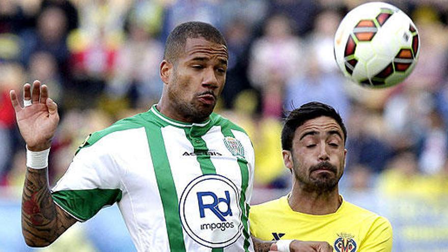 Jaume Costa pelea un balón con Bebé.