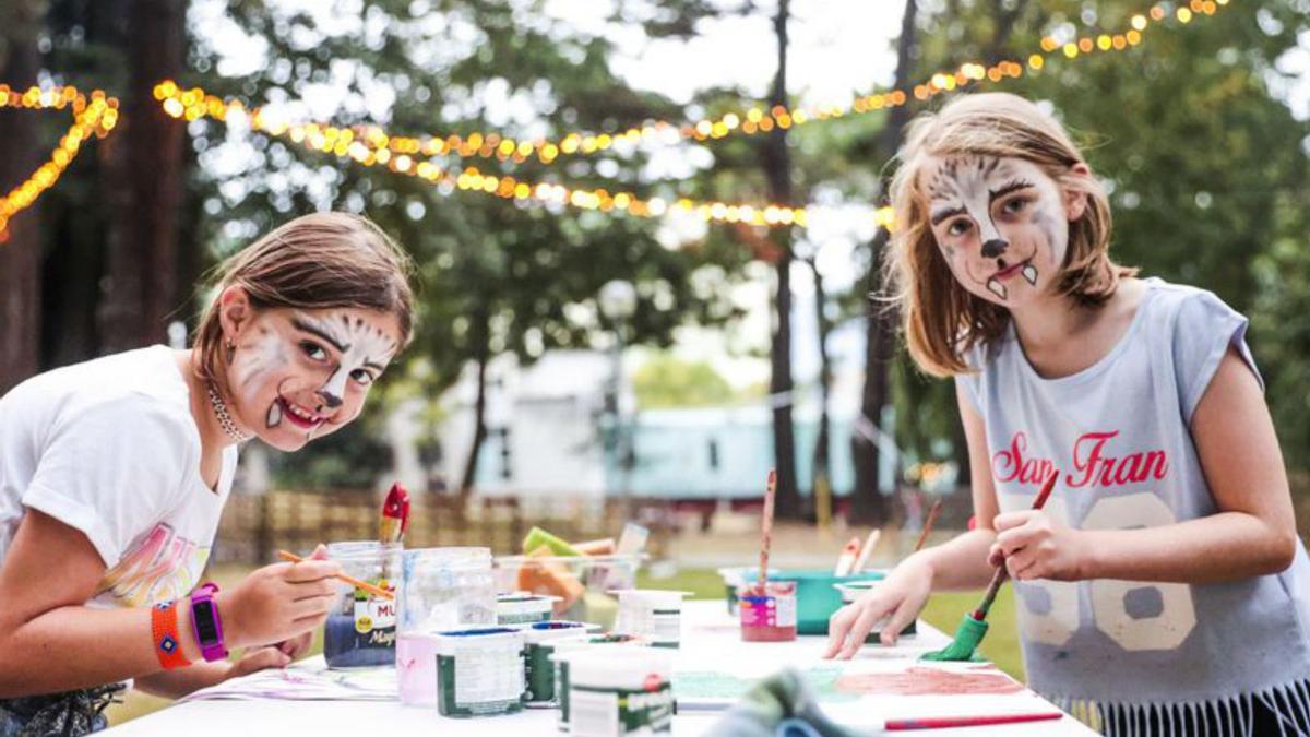 Amalia Piñuela y Tesa Gallón, en un taller de pintura. | Irma Collín