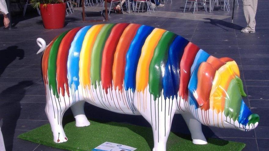 El cerdo multicolor diseñado por Armindo Salgueiro para Lalín Pork Art