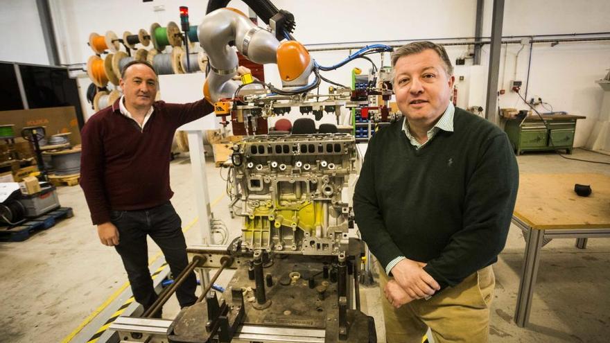 Fernando Torrijos y Enrique Vacas junto a uno de los robots.