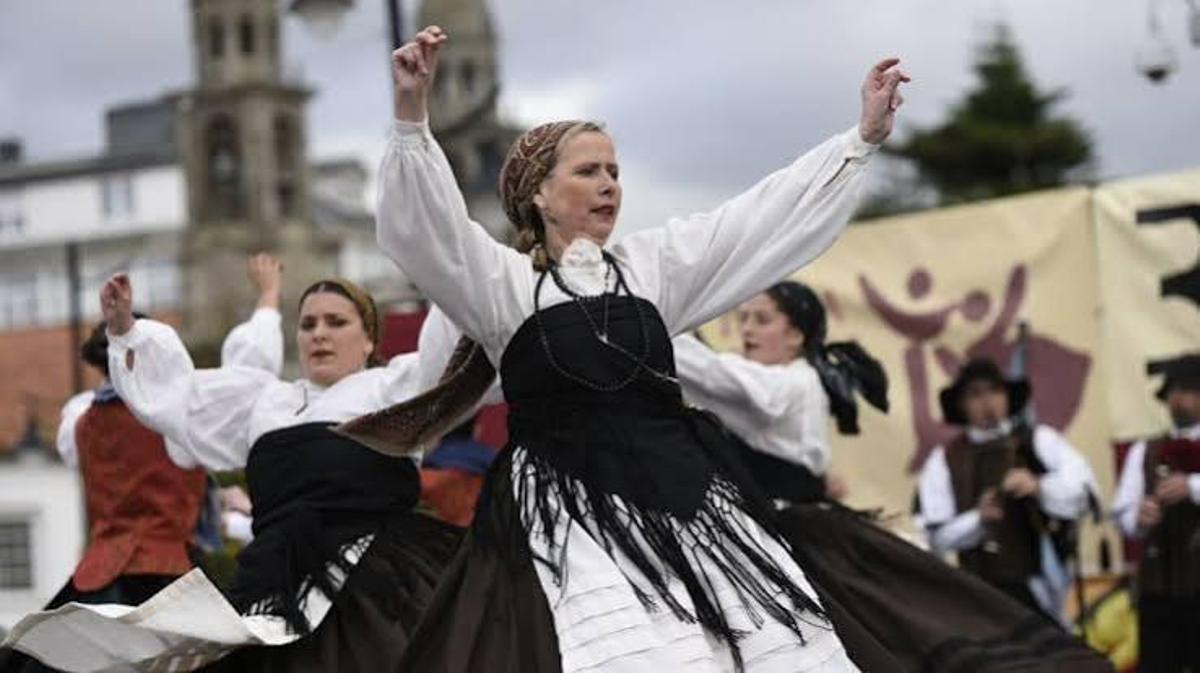 As agrupacións de baile de tres asociacións ceenses actuarán o domingo.