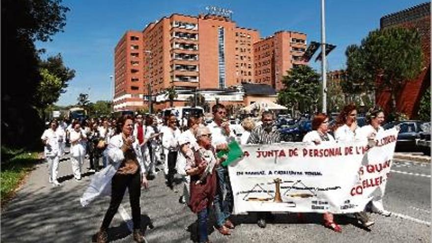 Treballadors del Trueta protesten contra l&#039;increment de la jornada laboral, el passat abril.