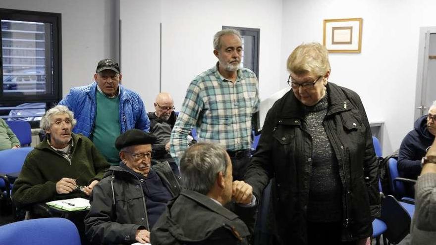 Manuel Cañete, de pie, en el centro, antes de comenzar la reunión.