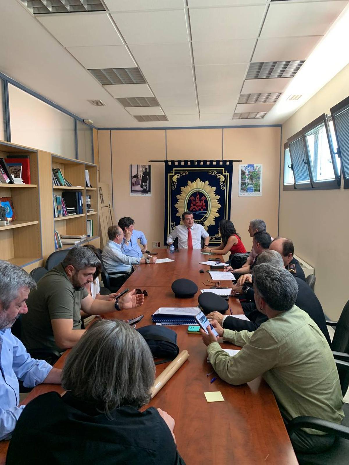 El alcalde de Córdoba, José María Bellido, reunido con su equipo este lunes.