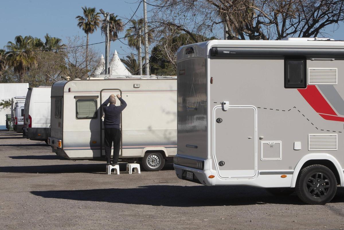 Imagen de archivo de unas autocaravanas estacionadas junto al paseo marítimo del Port de Sagunt.