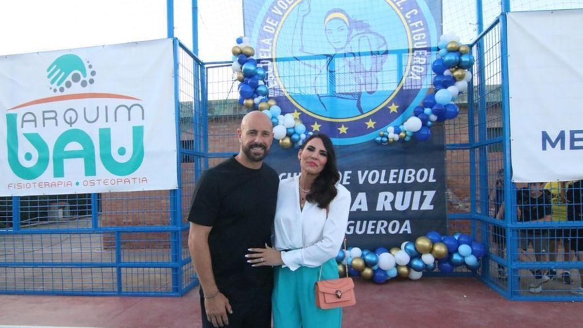 Pepe Reina, junto a su esposa, Yolanda Ruiz, en las pistas del club Figueroa.