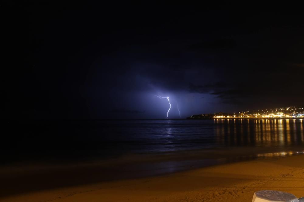 Las imágenes de los rayos que cayeron ayer en la costa de Gijón.