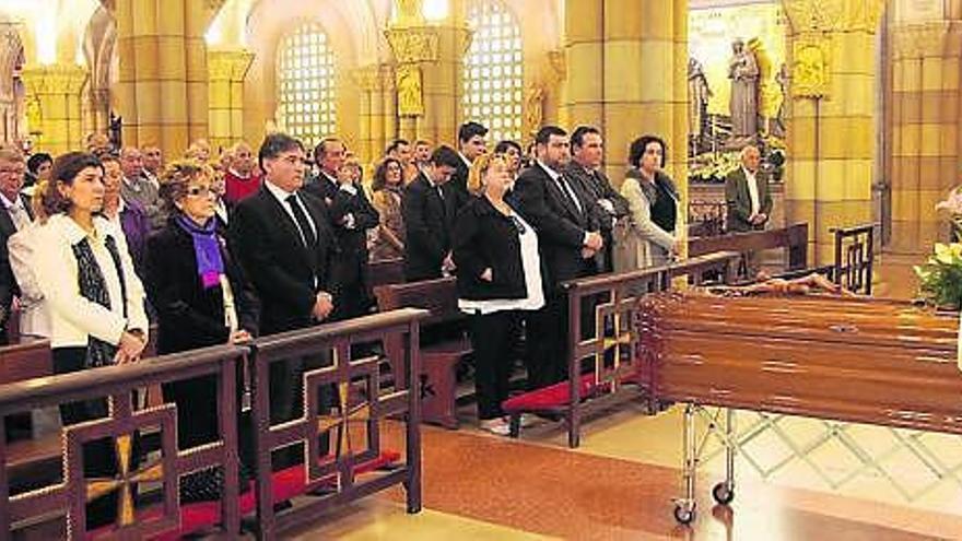 Familiares de Juan José García Bericua, en las primeras filas del templo de San Pedro, durante el funeral.