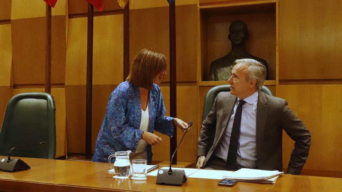 El alcalde, Jorge Azcón, y la vicealcaldesa, Sara Fernández.