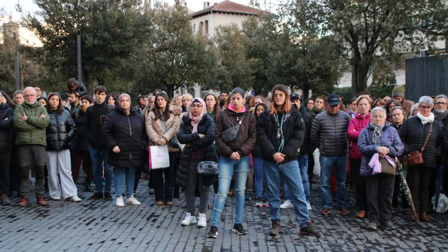 Olot condemna amb un minut de silenci l&#039;assassinat masclista