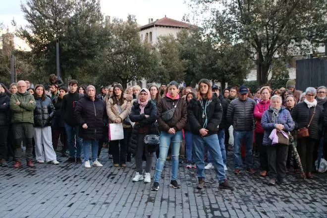 Olot condemna amb un minut de silenci l'assassinat masclista