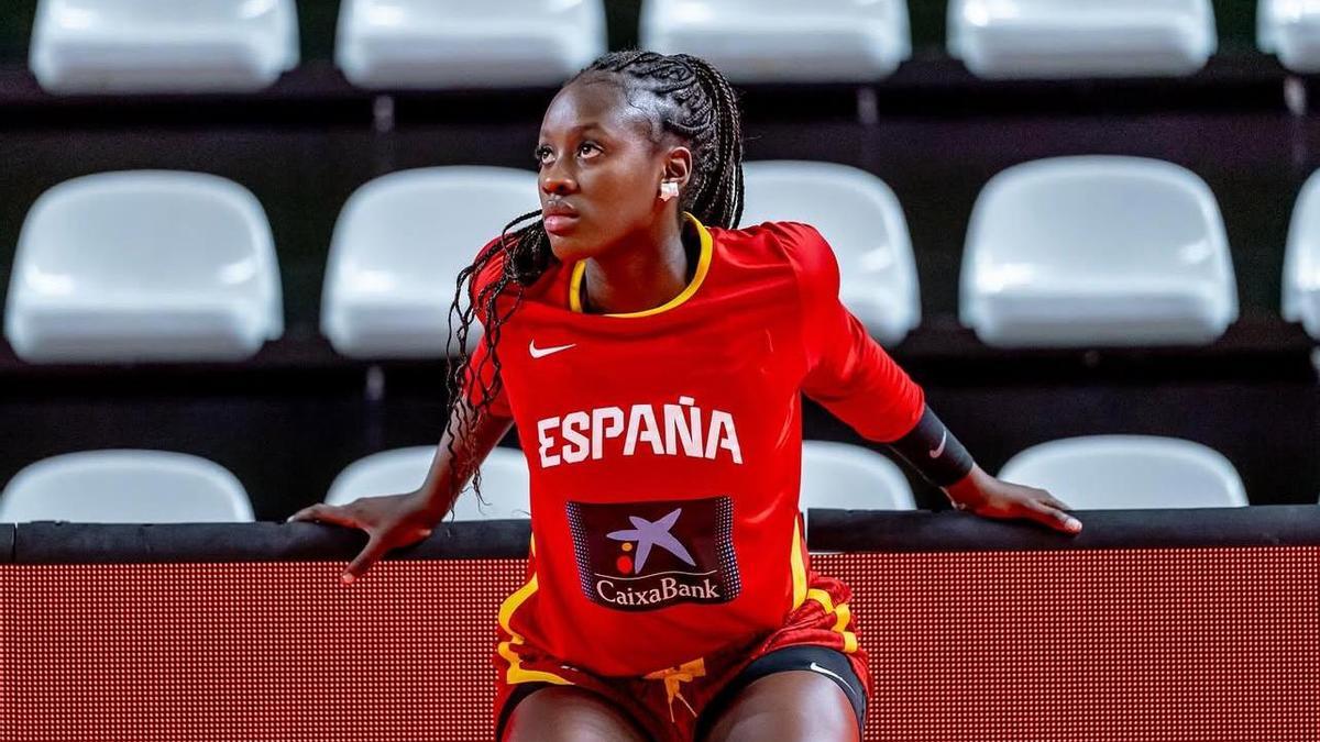 La santapolera Awa Fam realiza estiramientos antes de un partido con la selección española.