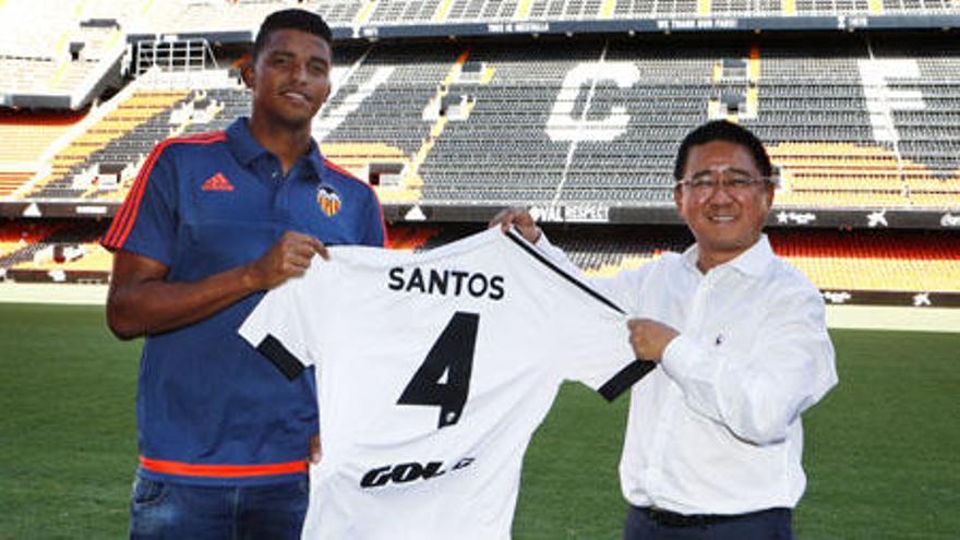 Santos posa con su nueva camiseta junto a Kim Koh.