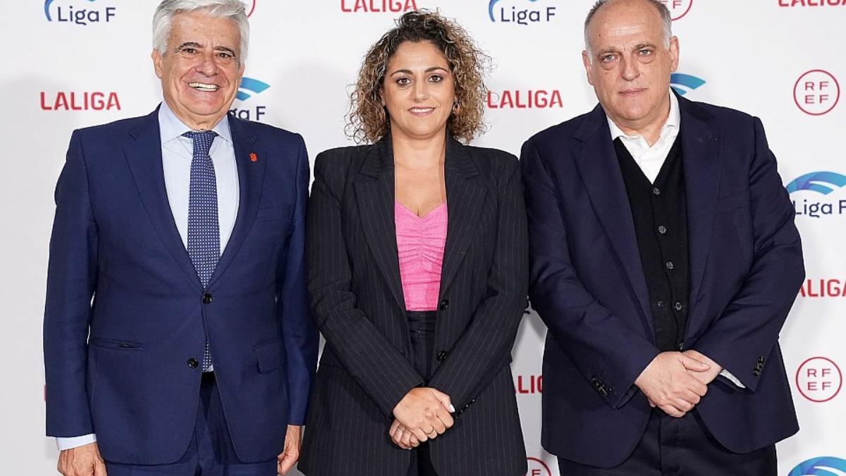 El presidente de la RFEF, Pedro Rocha, de Liga F, Beatriz Álvarez, y de LaLiga, Javier Tebas han decidido unir fuerzas
