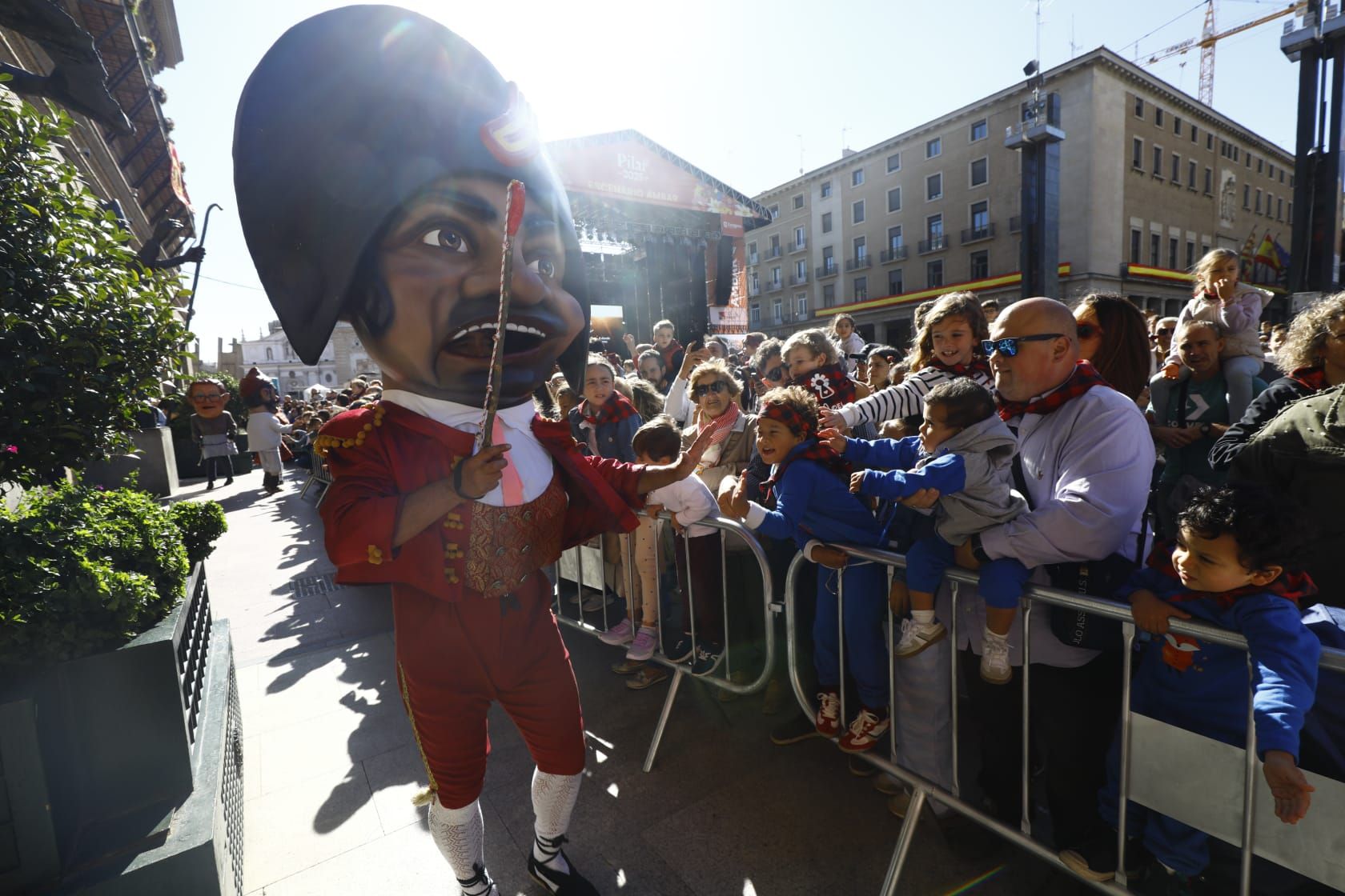 En imágenes | La comparsa de gigantes y cabezudos ilusionan a los más pequeños