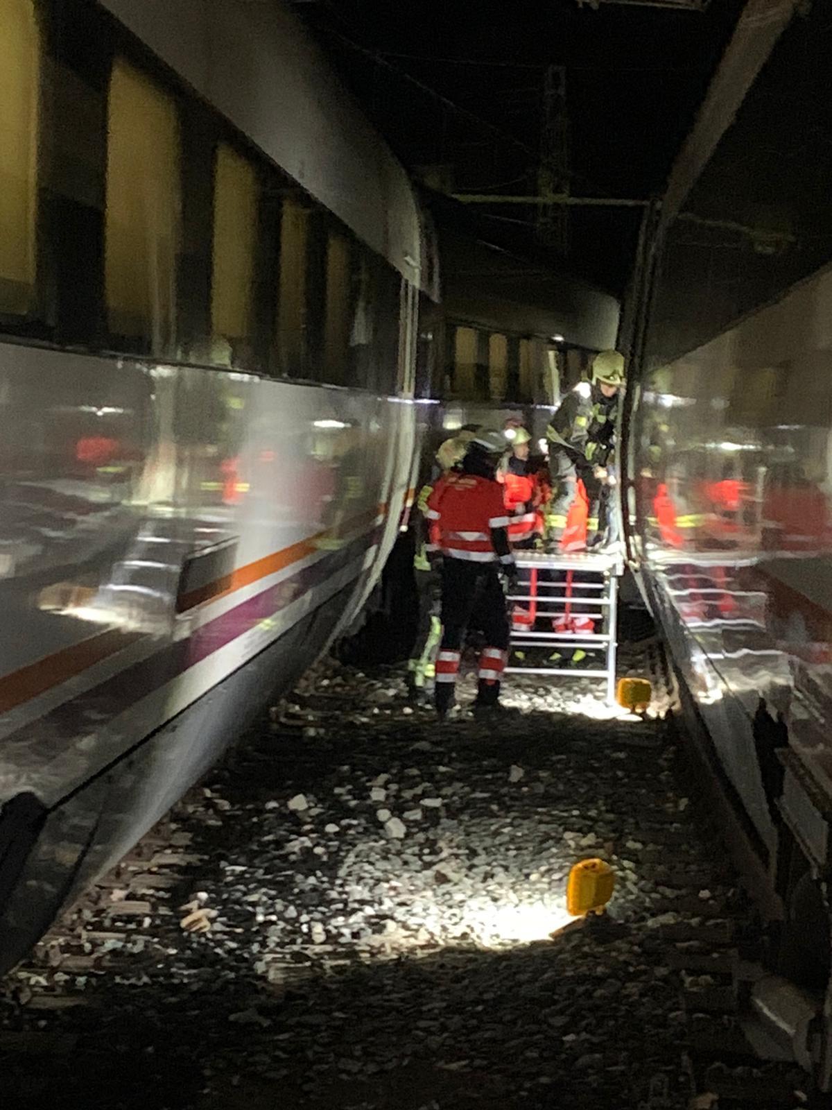 Evacuación de los trenes accidentados en El Chorro.