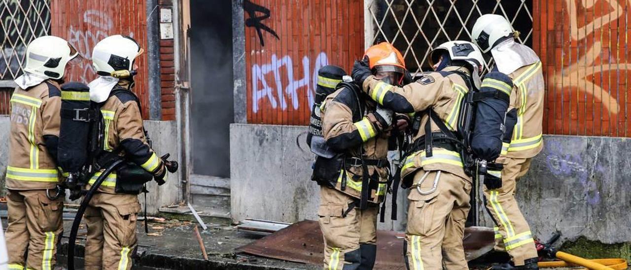 Los bomberos de Oviedo sofocan un incendio en una nave abandonada de Almacenes Industriales, en Ciudad Naranco, el pasado mayo.