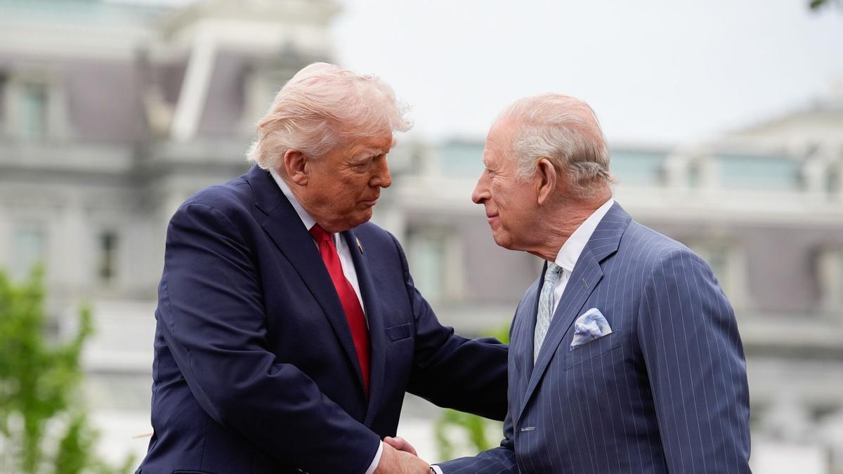 Donald Trump y el rey Carlos II de Inglaterra, durante la visita de este a Estados Unidos.