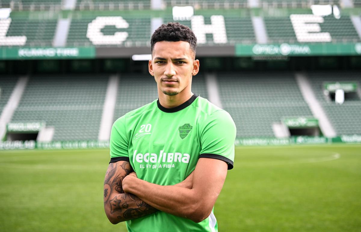 Álvaro Rodríguez posa durante el reportaje fotográfico junto a INFORMACIÓN.