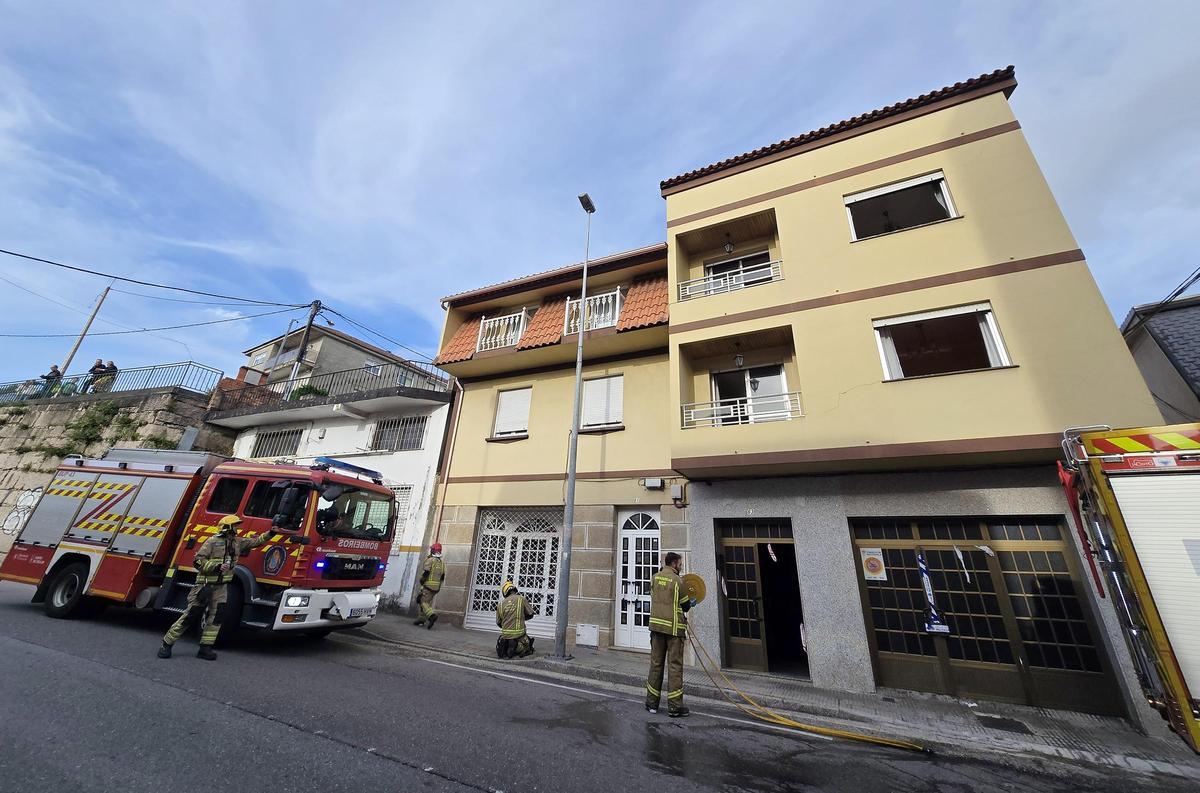 Rescatada a través de su balcón por un incendio en una casa en Chapela que calcinó el garaje