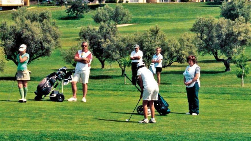 Sant Jordi ofrece golf a niños de 10 municipios para ganar 20.000 visitas