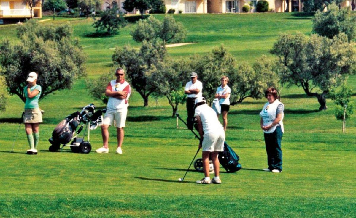 Sant Jordi ofrece golf a niños de 10 municipios para ganar 20.000 visitas