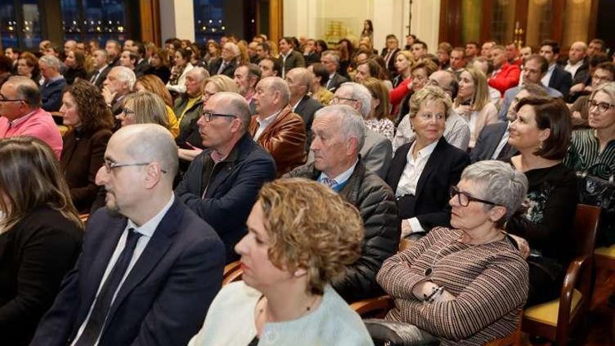 Asistentes al acto de entrega del premio, en el Club de Regatas.