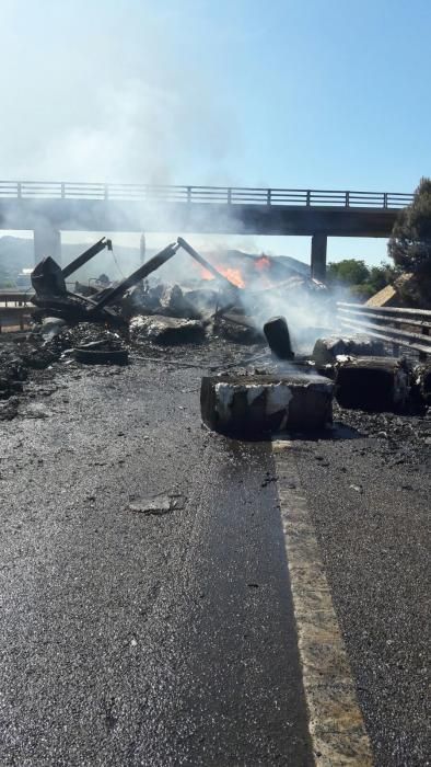 Incendio de dos camiones en la A-7 en Nules