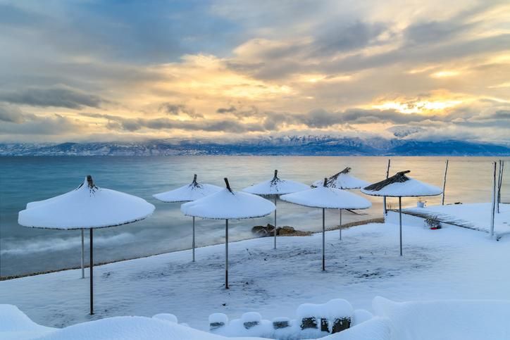 El lago Ohrid se encuentra entre Macedonia del Norte y Albania.