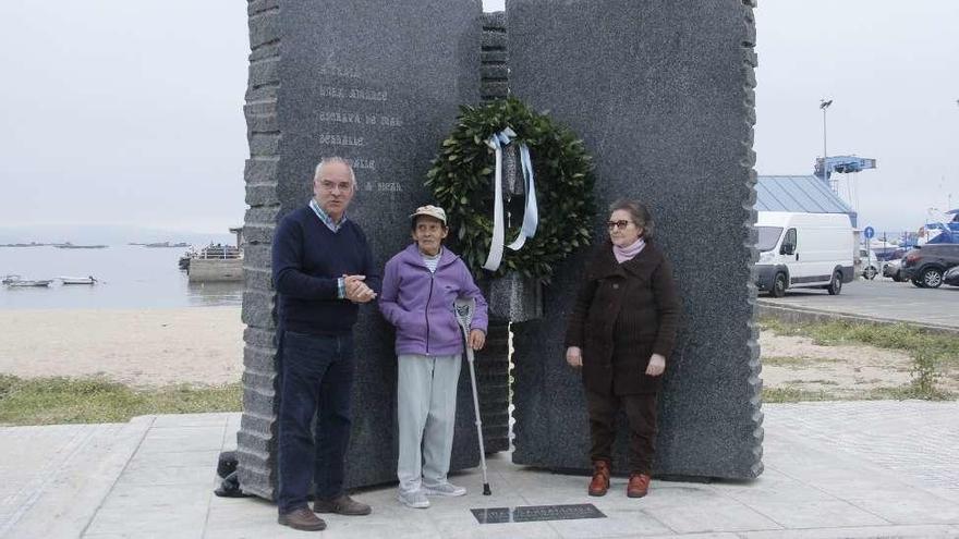 Xosé Novas, con Carmen Chapela y Luisa Pérez, en el monumento. // Santos Álvarez