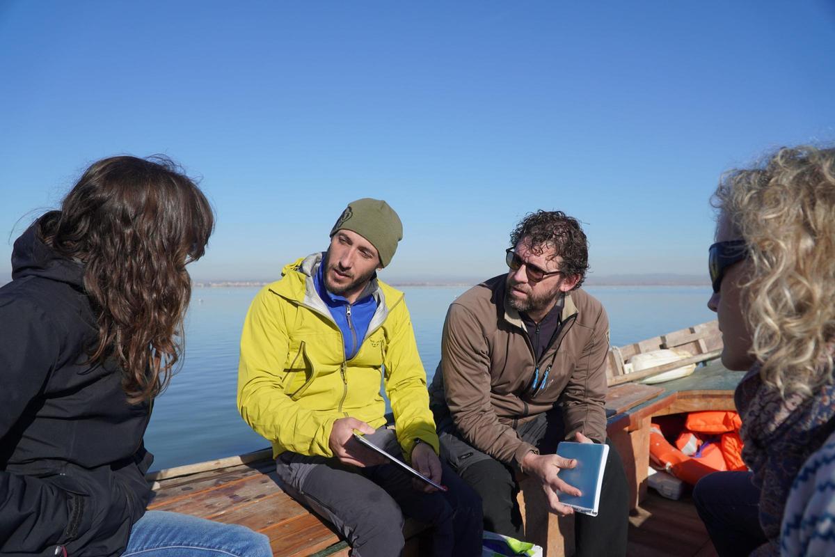 Técnicas del área de Comisaría de Aguas charlan con los técnicos de Typsa encargados de realizar el muestreo.